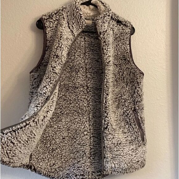 Thread & Supply Faux Sherpa Vest - Picture 4 of 11